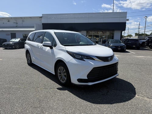 2025 Toyota Sienna LE