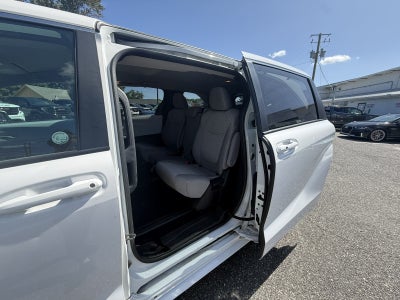 2025 Toyota Sienna LE