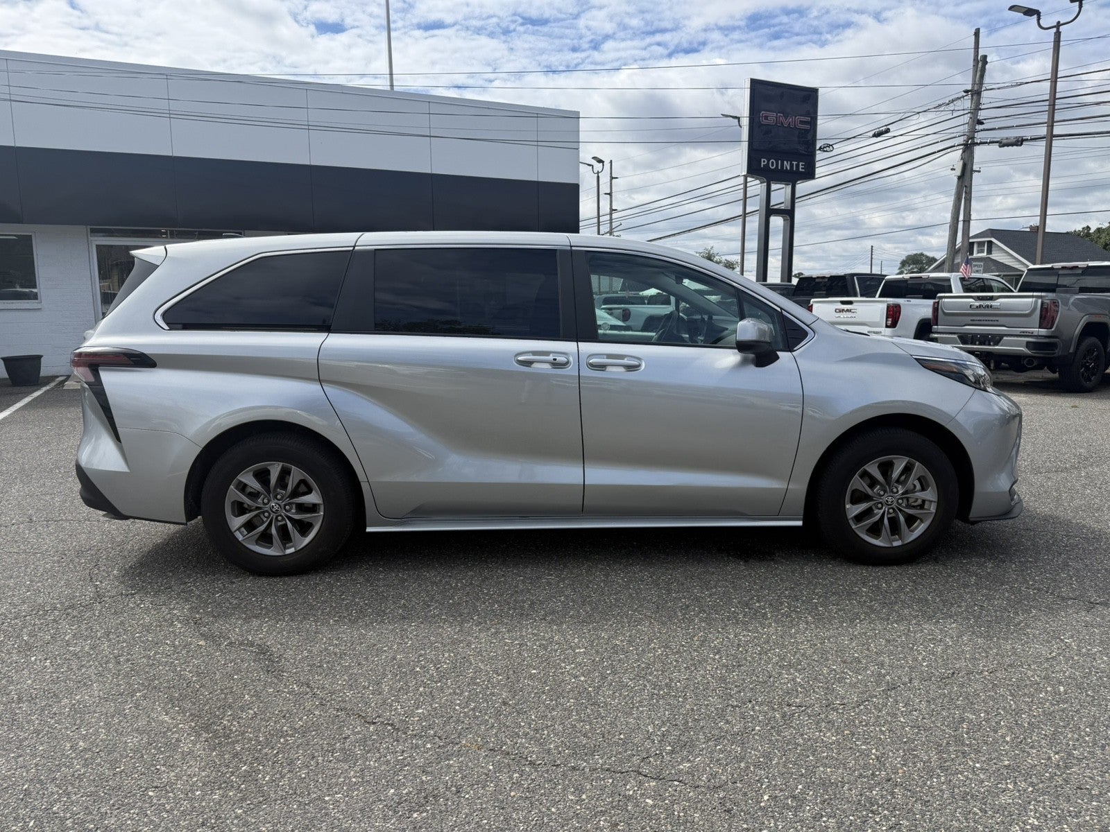 2025 Toyota Sienna LE