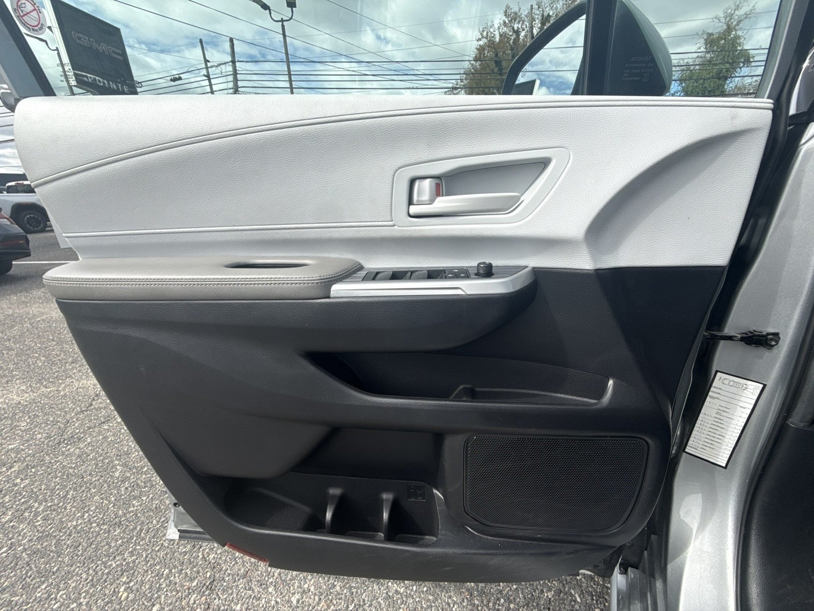 2025 Toyota Sienna LE