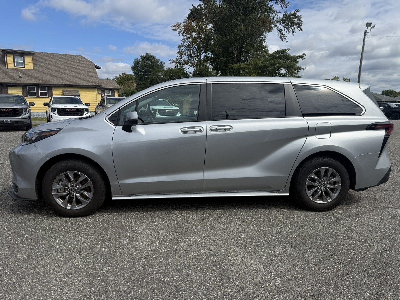 2025 Toyota Sienna LE