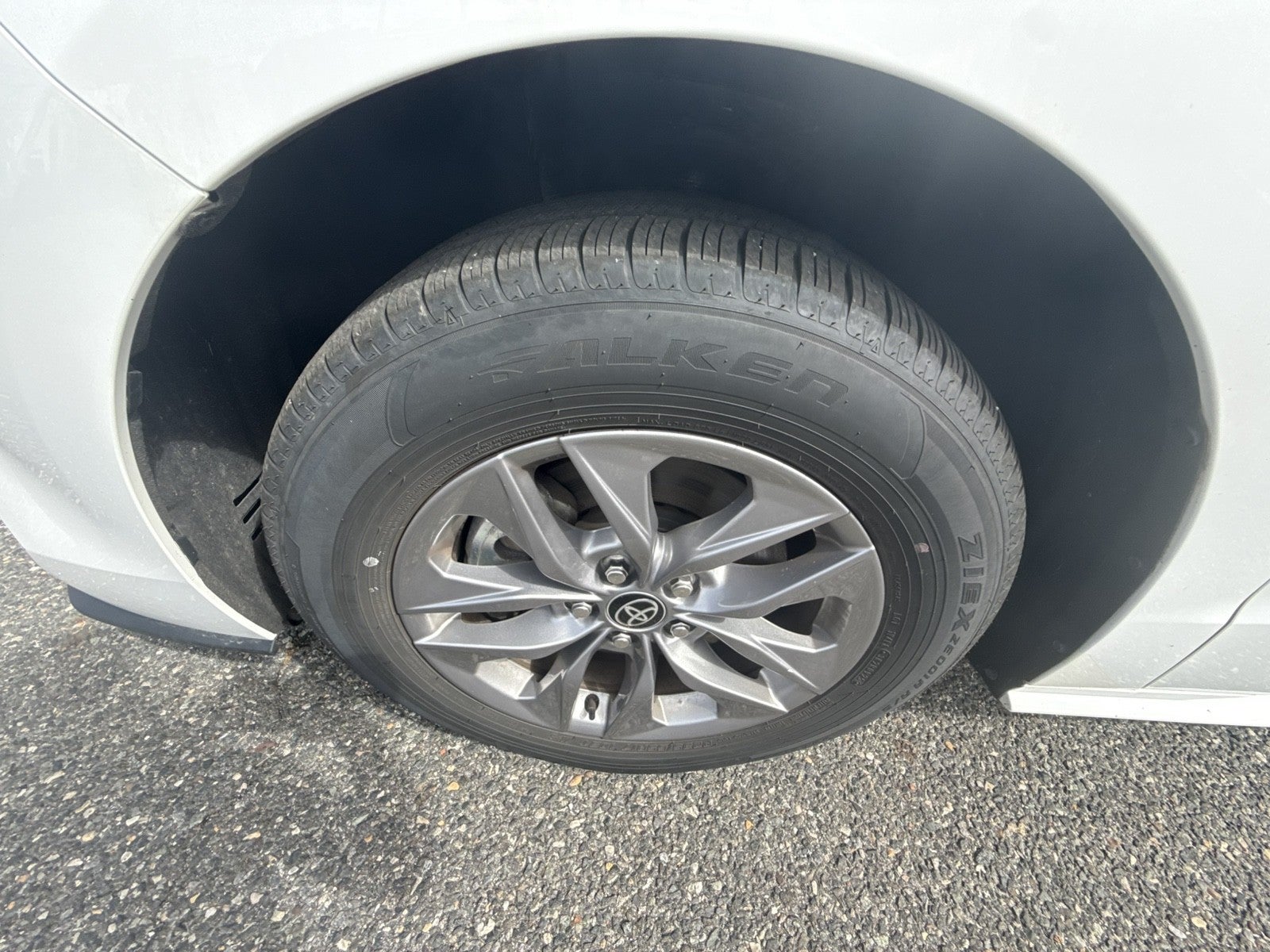 2025 Toyota Sienna LE