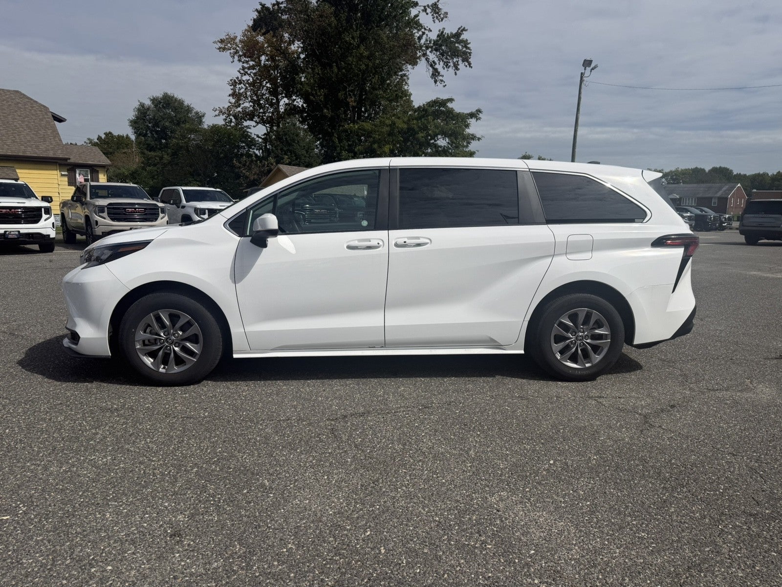 2025 Toyota Sienna LE
