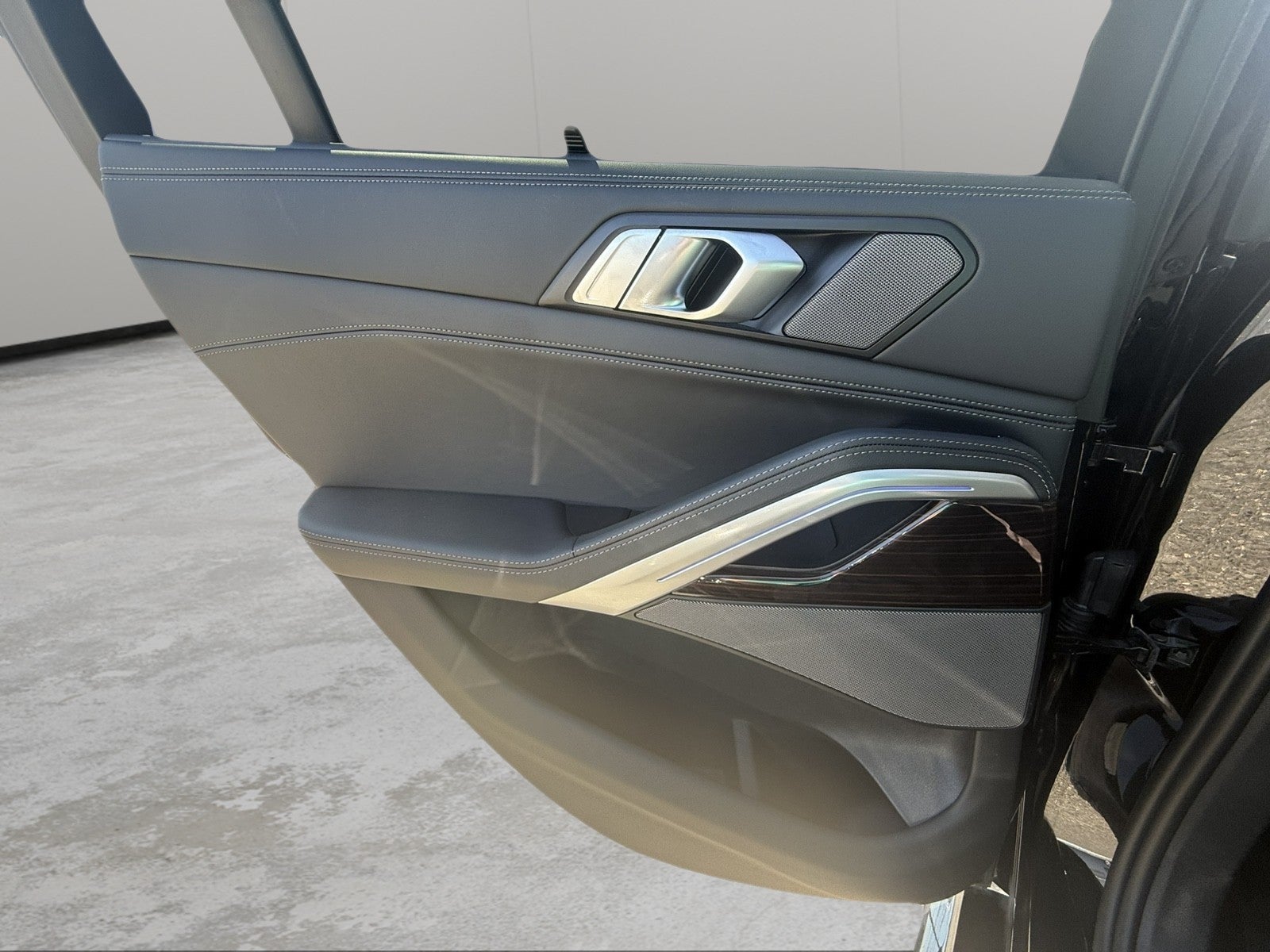 2025 BMW X6 xDrive40i