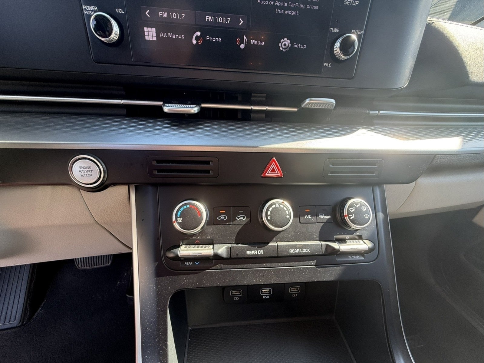 2024 Kia Carnival LX